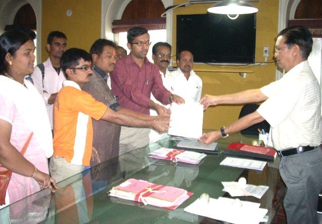 HJS members submitting memorandum to District Collector, Jalgaon